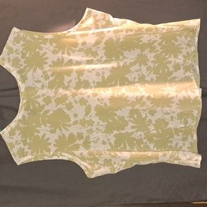 Sleeveless Karen Scott button down back top. Size XL